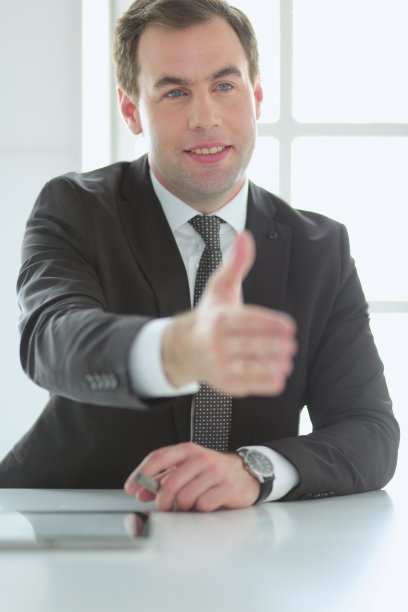 商人握手的肖像。图片下载