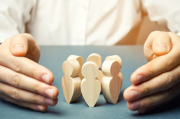 老板用保护的姿态为他的团队辩护。人寿保险。关爱客户，关爱员工。业务团队中的安全和安全。人力资源。一种责任。社会保障图片下载