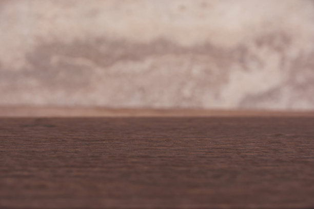 空的深色木桌和旧的混凝土墙背景与复制空间展示或蒙太奇您的产品图片下载