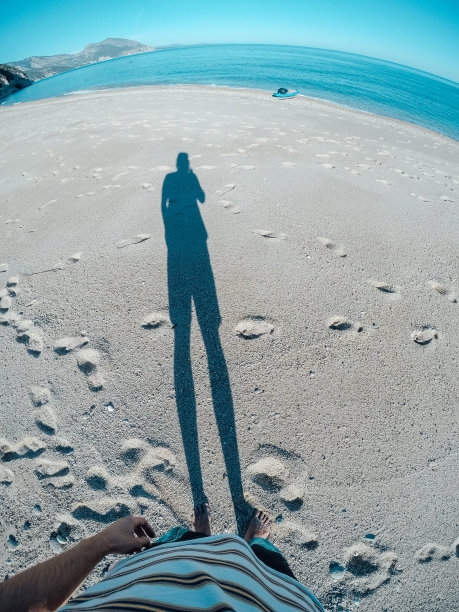 站在海滩上的人图片下载