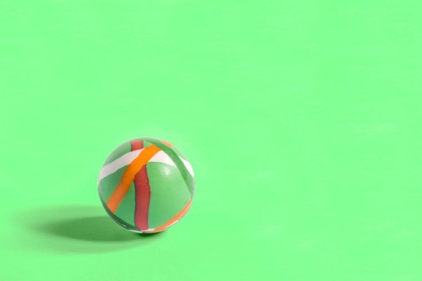 绿色背景上的彩色橡胶魔术球图片下载