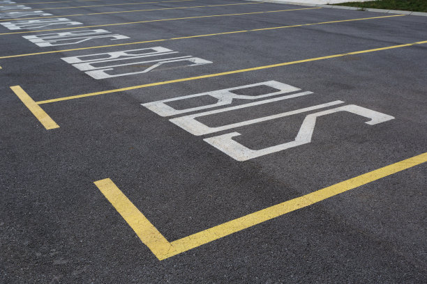 停车场里用黄线标出的停车位。图片下载