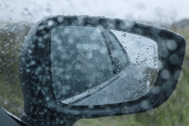 汽车后视镜与雨滴图片下载