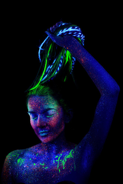 女孩睡着了。手靠近脸，图片下载