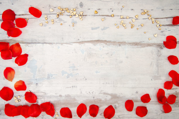 情人节背景照片-玫瑰花瓣与礼盒图片下载