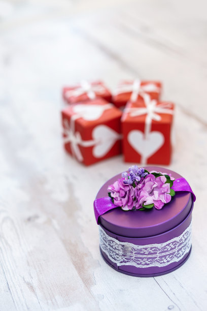 情人节背景照片-玫瑰花瓣与礼盒图片下载