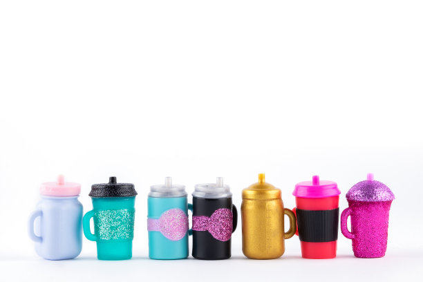 很多杯子都有吸管。图片下载