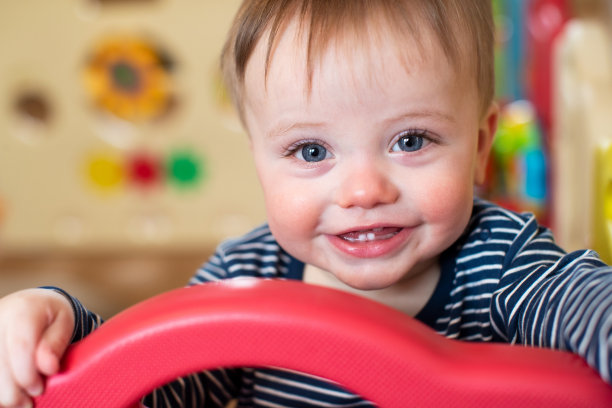 可爱的小男孩的肖像，看出玩笔和微笑的相机图片下载