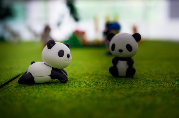 可爱的小熊猫:小动物雕像、石雕雕像、实物微雕、玩具动物。图片下载