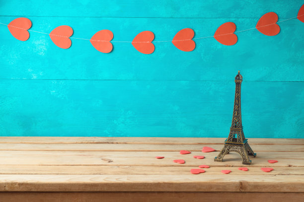 旅行和旅游背景与纪念埃菲尔铁塔木制桌子。图片下载