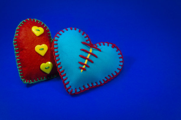 手工缝制蓝色和红色泡沫片玩具心图片下载