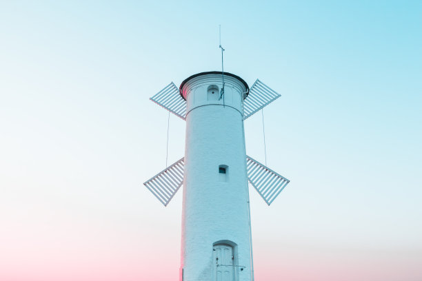 超现实的灯塔风车在蓝色的粉红色天空柔和的背景图片下载