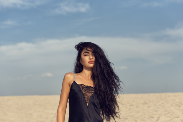 漂亮的黑发，长长的黑色卷发图片下载