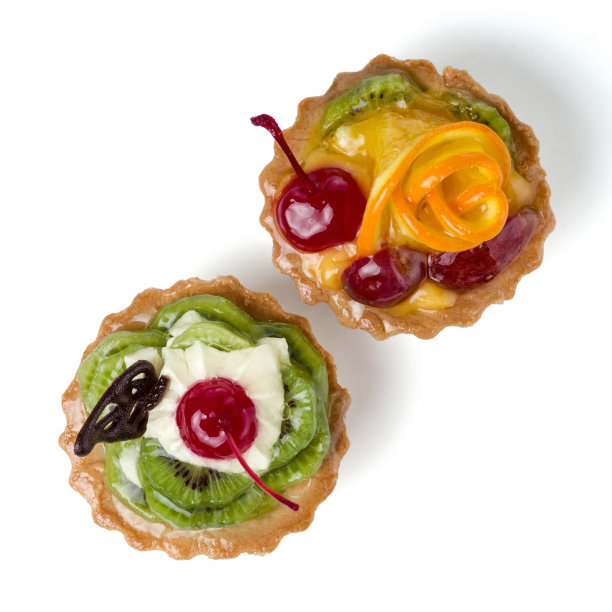 色彩丰富的水果蛋糕，由奇异果、橘子、蜜饯樱桃、奶油和巧克力孤立在白色图片下载