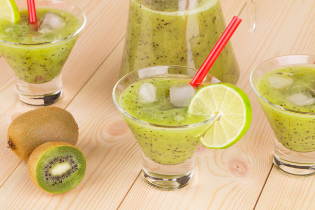 猕猴桃和猕猴桃冰沙。图片下载