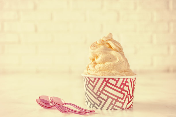 Retor塑身。白色背景上的纸杯软冰淇淋图片下载