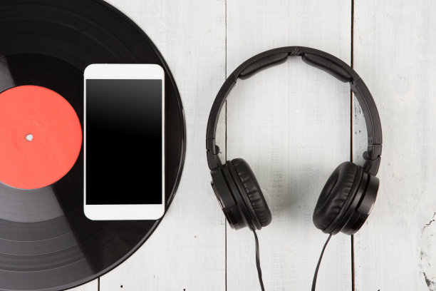 智能手机，耳机和唱片音乐的概念图片下载