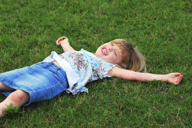小草间的欢笑图片下载