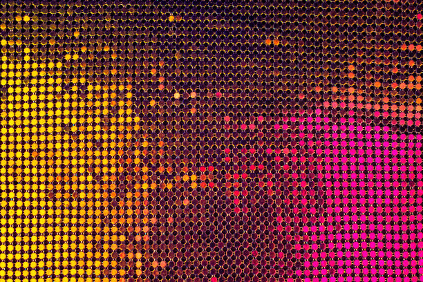 抽象背景与金色和粉红色的亮片在织物上。图片下载