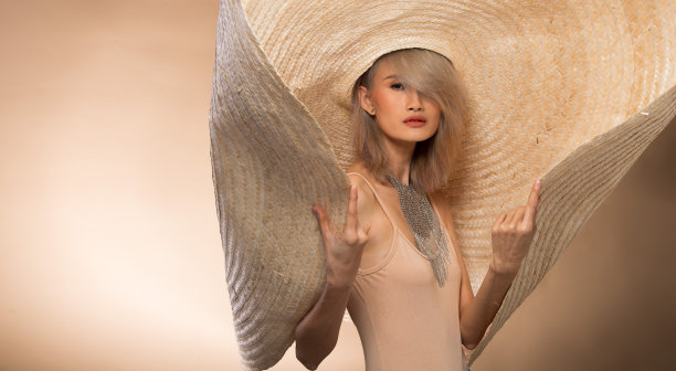 时尚年轻亚洲女人银灰色头发大帽子图片下载