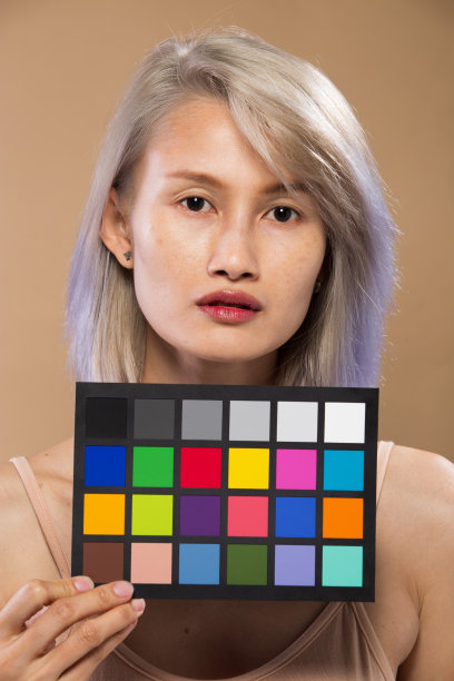 亚洲女性在化妆前的发型图片下载