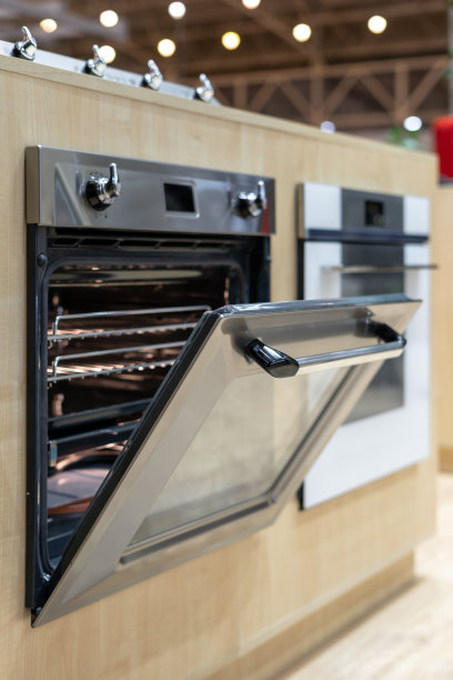 垂直和真实的照片打开的门上的新和现代内置烤箱与灯里面图片下载