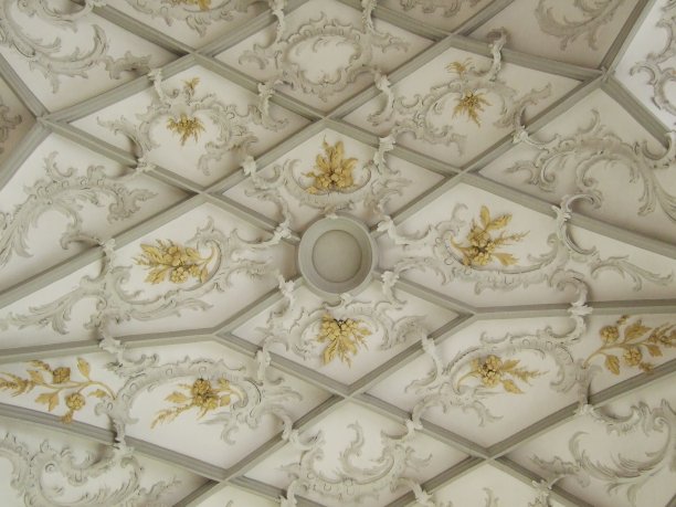 赫里索(瑞士阿彭策尔州Ausserrhoden)伟大基督教教堂的天花板浮雕图片下载