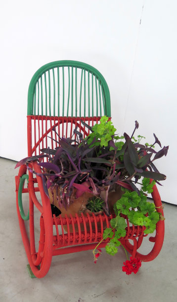 粉刷过的旧摇椅，在安达卢西亚村庄用作花盆图片下载
