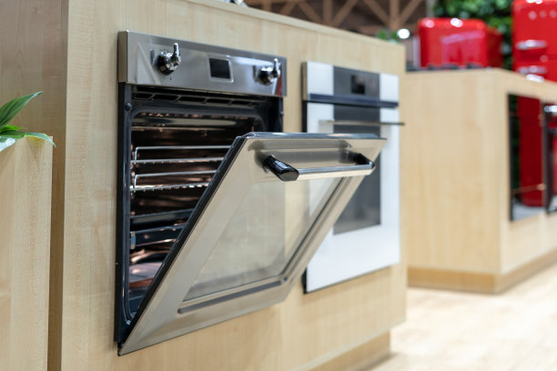 侧视图照片上打开的门上新的和现代内置烤箱图片下载