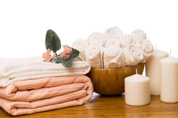 水疗静物与芳香蜡烛，花和毛巾。——图片图片下载