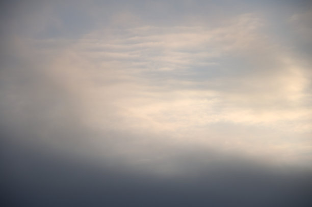 初升的太阳照亮了天空和雷云。这张照片是早上拍的。图片下载