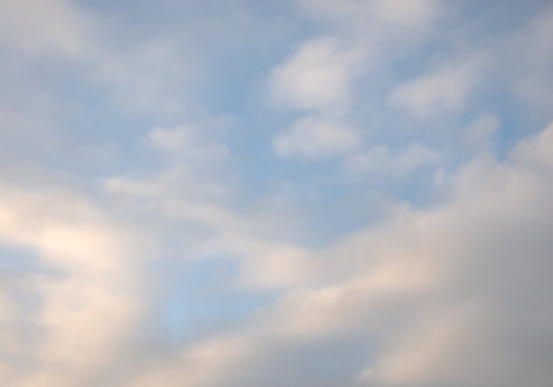 初升的太阳照亮了天空和雷云。这张照片是早上拍的。图片下载