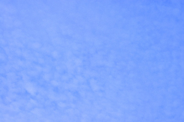 黎明时天空湛蓝，乌云密布。这张照片是早上拍的。图片下载