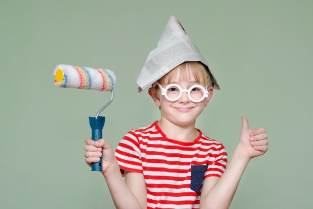 男孩戴着纸帽子，戴着眼镜，显得很酷。肖像。辊的绘画图片下载