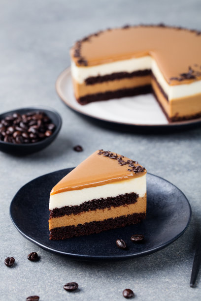 焦糖蛋糕，慕斯甜点在盘子里。灰石的背景。图片下载