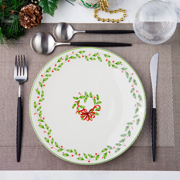 圣诞节和新年假期餐桌设置庆祝活动。吃晚饭的地方。副本的空间。前视图。图片下载