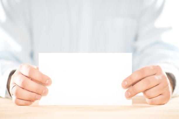 男商人手中拿着空白白纸卡片模型。表模板。图片下载