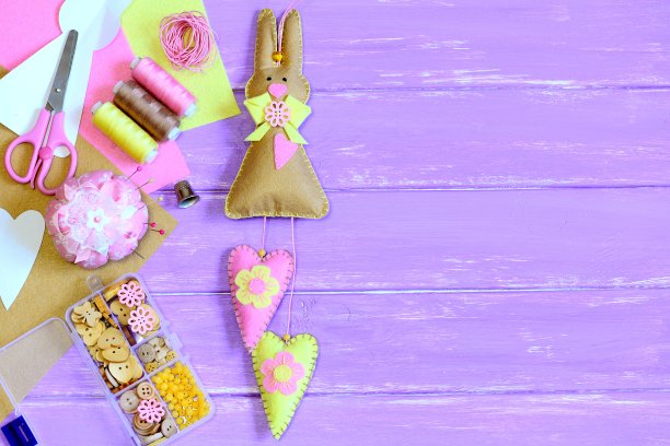 感觉复活节兔子心形装饰。木制背景上的工艺用品。有创意的兔子墙装饰。复活节背景与空白的地方的文本图片下载