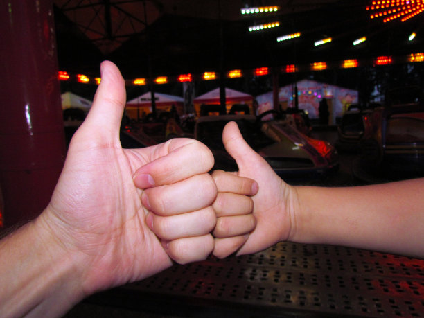 一个小而成熟的手的两个大拇指图片下载