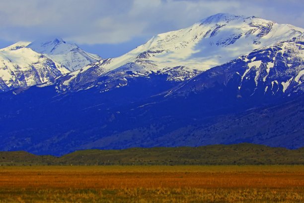雪地山山谷草地草地，阿根廷巴塔哥尼亚图片下载