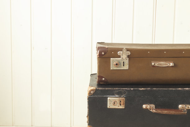 两个复古行李箱白色木质背景复古色调复制空间图片下载