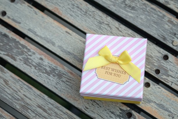 粉红色的礼物盒。图片下载