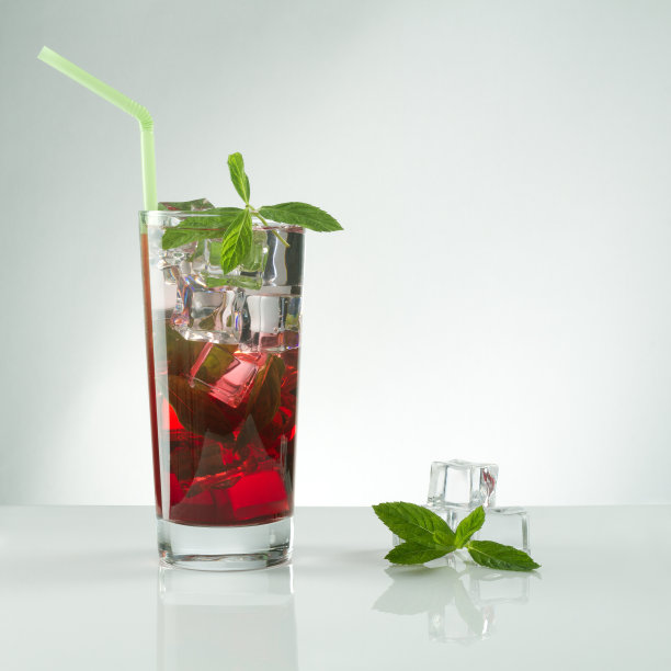 一杯红色果汁和薄荷冰在白色的背景图片下载