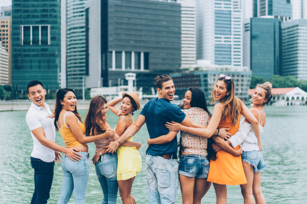 朋友们互相拥抱，互相张望图片下载