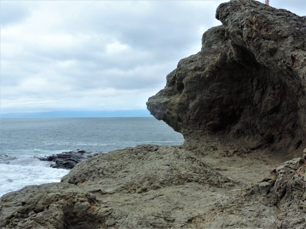 巨人的头在海边图片下载