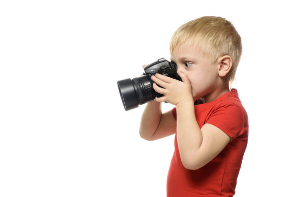 带着相机的金发男孩。肖像，孤立在白色背景。图片下载