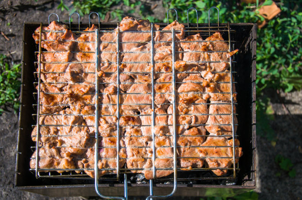 用木炭和火烤肉图片下载