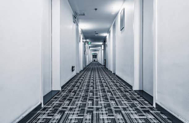 走廊狭窄的豪华豪华酒店。图片下载