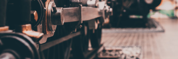 旧机车的一部分轮子在轨道上。图片下载