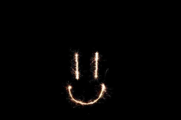 长曝光欠曝光照片光画孟加拉火。Lighdrawing照片。柔和的焦点和大量的线条。微笑的照片图片下载